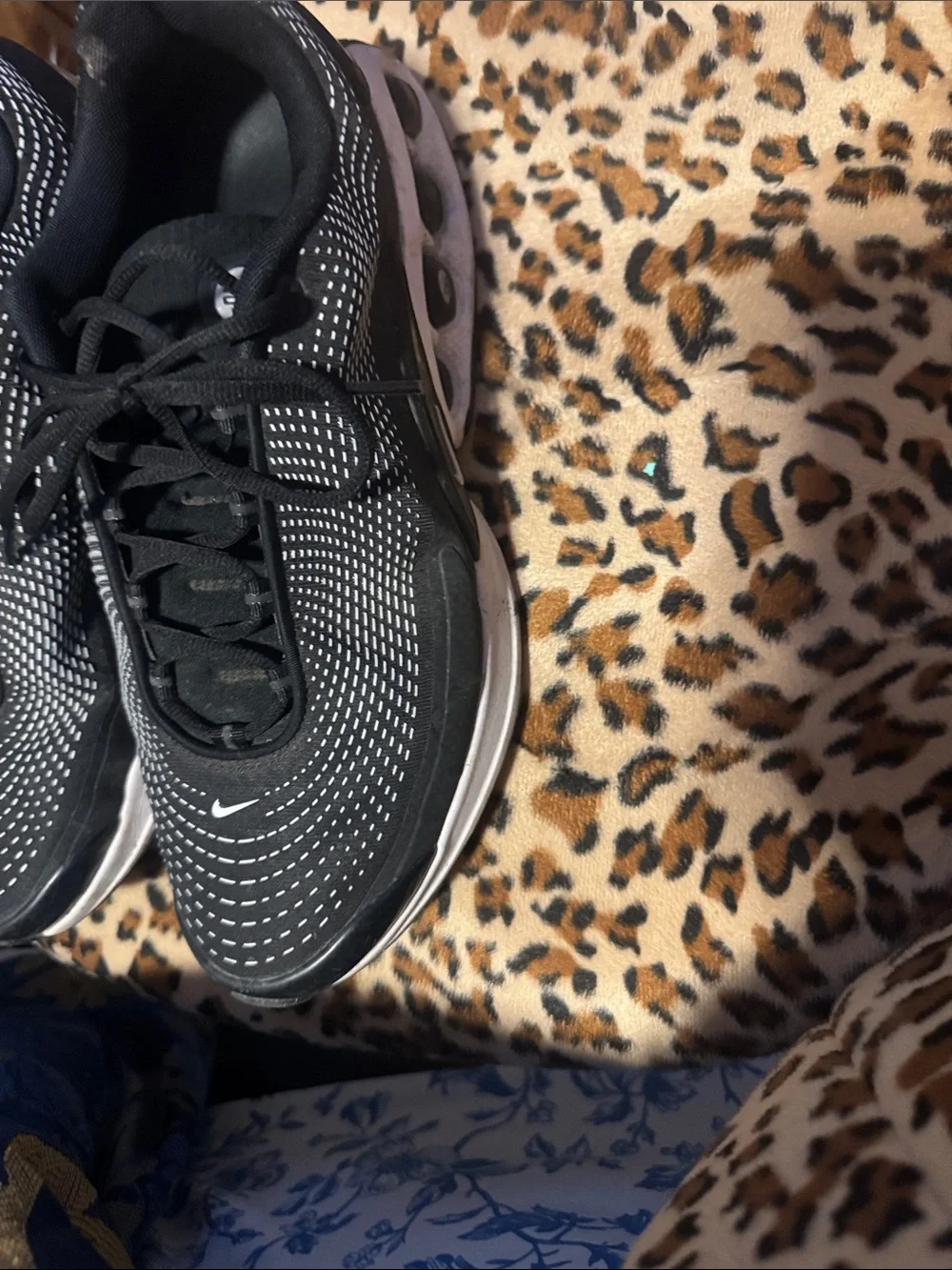 Nike Black and White Men's Knit Training Sneakers - Picture 4 of 4